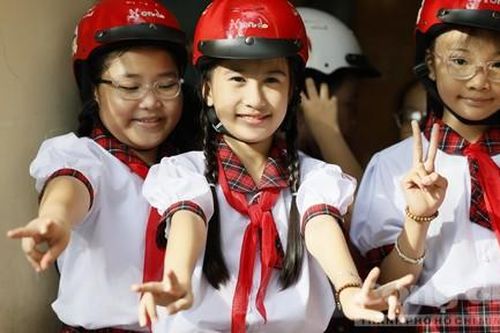 Công an phường Thủ Đức trao hơn 1.500 nón bảo hiểm tặng học sinh tiểu học
