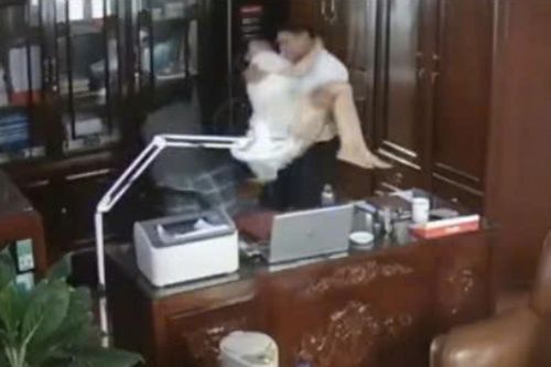 Người đàn ông 'thân mật' với nhiều phụ nữ ở phòng làm việc: Trường báo cáo gì?