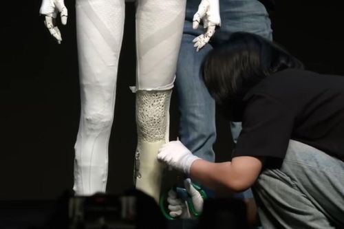 Quá giống người thật, robot Iron bị cắt da để chứng minh