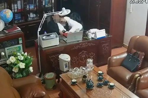 Người đàn ông 'thân mật' với nhiều phụ nữ là Chủ tịch Hội đồng trường