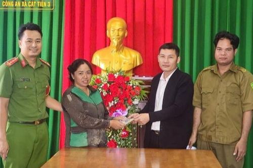 Nhặt được cọc tiền trên đường, thầy giáo ở Lâm Đồng có hành động đẹp