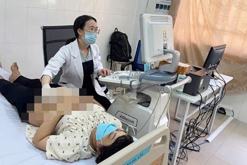 Bác sĩ của 8 bệnh viện ở TPHCM về Cần Giờ, người dân phấn khởi đi khám chữa bệnh