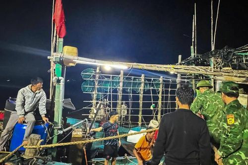 Quảng Trị: Chìm tàu cá trên biển, 7 ngư dân được ứng cứu an toàn