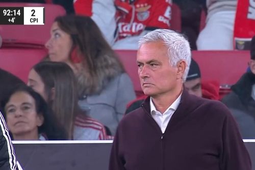 Bàn phản lưới khó tin của đội Mourinho