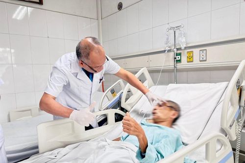 Cú ngã kinh hoàng trong thang máy khiến người đàn ông vỡ nát mặt
