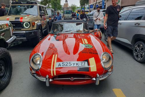 Jaguar E-Type tái hiện 'không khí' Gumball 3000 giữa TP.HCM