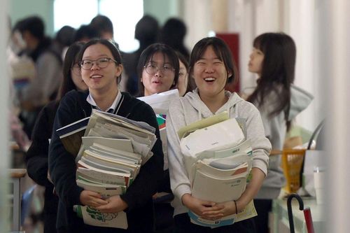 Cả xã hội như 'tắt tiếng' trong ngày thi đại học tại Hàn Quốc