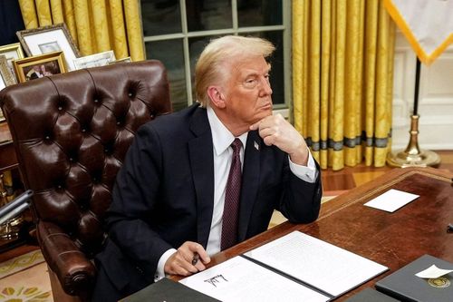 Đồng hồ Rolex bí ẩn trên bàn làm việc ông Trump