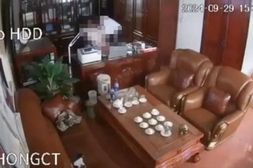 Cơ quan chức năng truy tìm người phát tán clip một đàn ông 'thân mật' nhiều phụ nữ