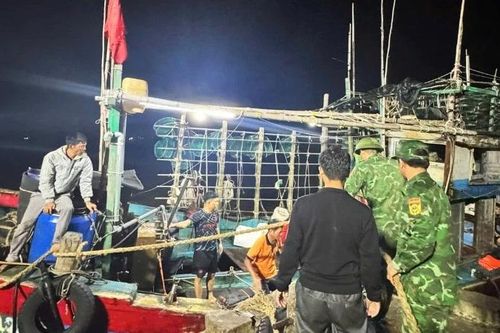 Quảng Trị: Chìm tàu cá, 7 ngư dân được cứu kịp thời