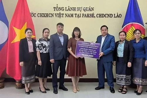 Tỉnh Sekong của Lào góp 750 triệu đồng hỗ trợ miền trung Việt Nam khắc phục hậu quả bão lũ