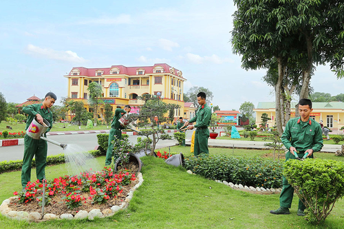Vững mạnh về chính trị, giỏi trong huấn luyện