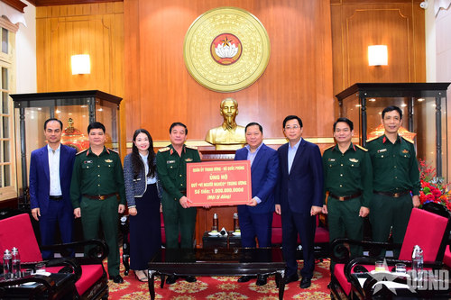 Quân ủy Trung ương, Bộ Quốc phòng trao kinh phí ủng hộ Quỹ 'Vì người nghèo' Trung ương