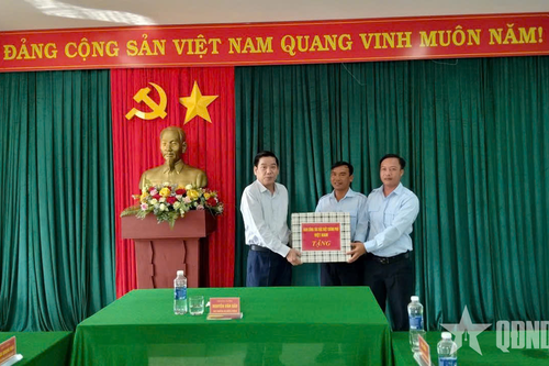 Thượng tướng Nguyễn Văn Gấu tặng quà, động viên Đội quy tập 584, Bộ CHQS tỉnh Quảng Trị