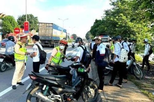 Phụ huynh cho con hoặc người chưa đủ tuổi điều khiển phương tiện giao thông cơ giới có thể bị xử lý cả về hành chính lẫn hình sự