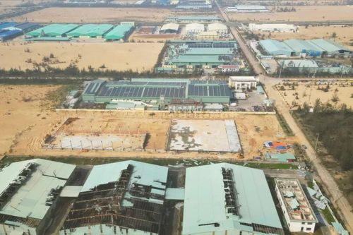 Nhiều kho xưởng, nhà máy ở Khu kinh tế Nhơn Hội bị bão xới tung