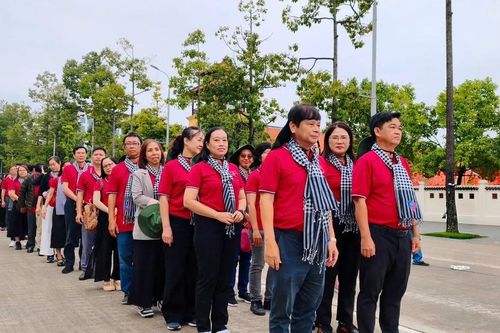 Cán bộ tuyên giáo, dân vận, báo chí, xuất bản tiêu biểu TPHCM đã vào Lăng viếng Bác