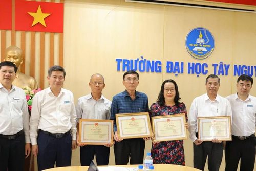 Bộ GD&ĐT tặng Bằng khen cho 9 cán bộ, giảng viên Trường Đại học Tây Nguyên