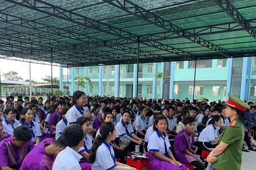 Đồng lòng chăm lo, phát triển trường dân tộc nội trú