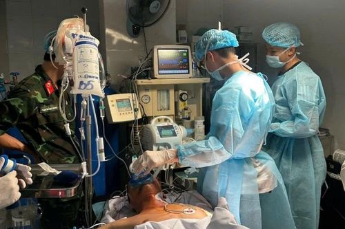 Ca mổ mở ngực đầu tiên tại Trường Sa