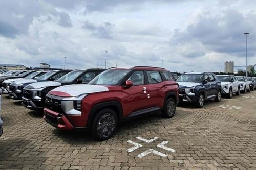 Lô xe Mitsubishi Destinator đầu tiên chính thức cập cảng Việt Nam