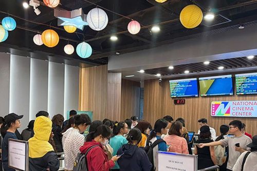 Người dân xếp hàng nhận vé xem 'Mưa đỏ'