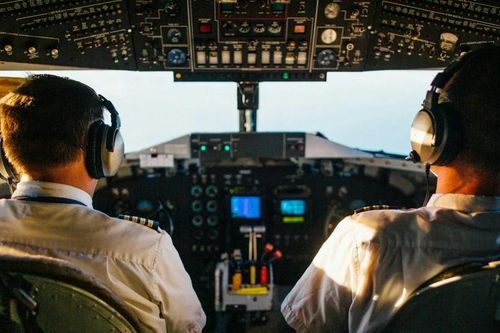 Vì sao Mỹ cấm phi công ngủ trên máy bay?