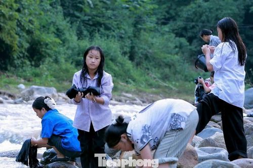 Hết cảnh học sinh vùng biên Thanh Hóa đi bộ hơn 1km ra suối tắm giặt