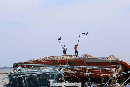 Ngư dân căng mình giải cứu tàu cá mắc cạn sau bão