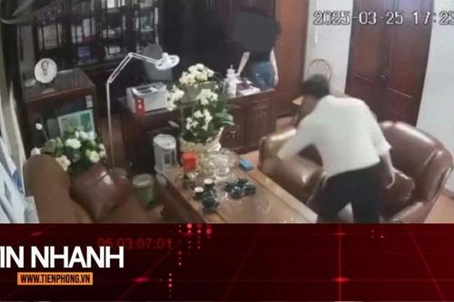 TIN NHANH: Người đàn ông thân mật với nhiều phụ nữ bị buộc thôi việc