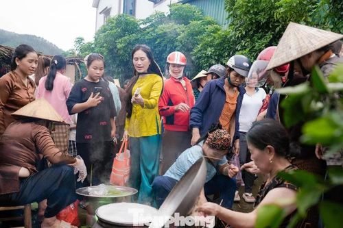 Phiên chợ quê khiến hàng nghìn người dân thích thú