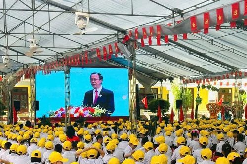 Thông báo gây thiện cảm từ một trường tiểu học ở tỉnh nghèo