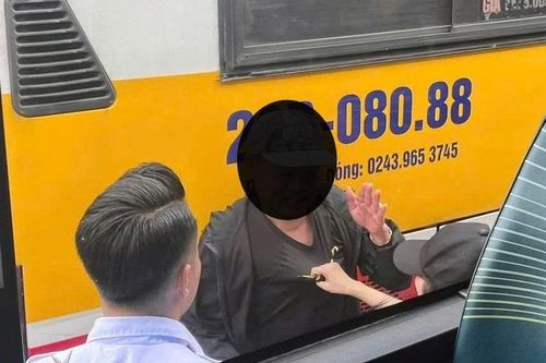 Khống chế đối tượng có hành sàm sỡ thiếu nữ ở bến xe buýt