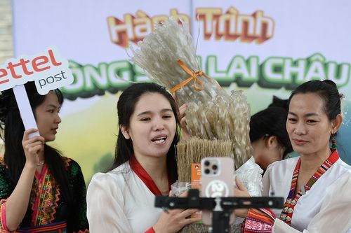 Khoai sâm, miến dong lên TikTok tiêu thụ cả tấn sau phiên livestream