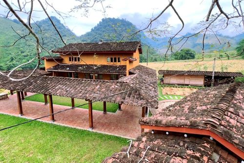 Bỏ phố về quê, vợ chồng mua 3 nhà sàn cũ lấy gỗ dựng nhà đẹp mê ở Tuyên Quang
