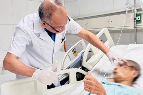 5 phẫu thuật giữ lại gương mặt cho người đàn ông rơi xuống hố thang máy