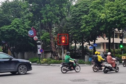 Xuất hiện cột đèn giao thông có đèn đếm lùi 8 giây ở Hà Nội