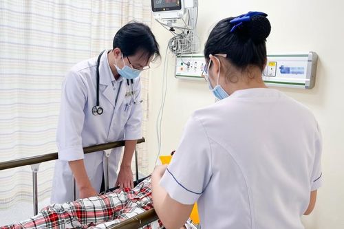 Nam thanh niên 21 tuổi suy thận cấp khi tự điều trị nghi ngộ độc bánh mì