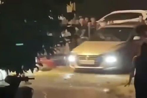 Vụ đám đông đập phá ô tô ở Nghệ An: Tài xế lái xe va chạm với nhiều người