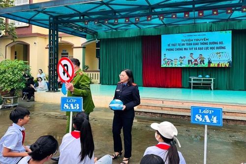 VKSND khu vực 4, tỉnh Hưng Yên tuyên truyền pháp luật tại Trường THCS Văn Giang