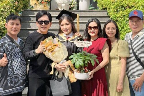 Vợ mới Kim Tử Long, Chi Bảo mừng con riêng tốt nghiệp đại học