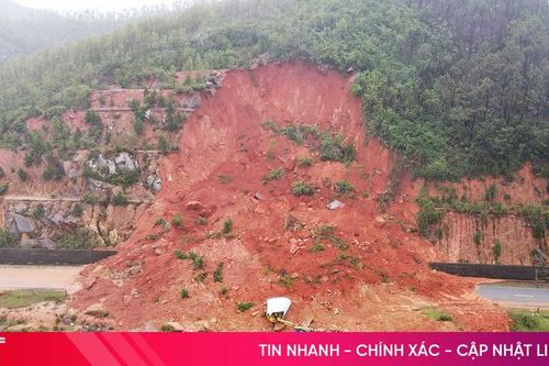 Khó khăn trong xử lý sạt lở đất chắn ngang đường ven biển Hà Tĩnh