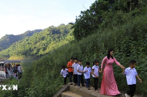 Chia sẻ cùng thầy cô: Thắp sáng tri thức nơi vùng biên