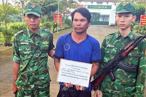 Bắt đối tượng truy nã đang lẩn trốn trên tàu cá