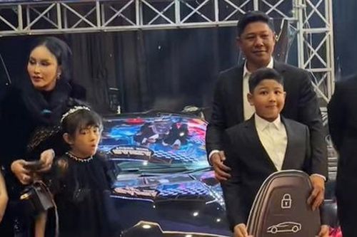Bé trai 9 tuổi được tặng siêu xe Lamborghini trị giá 39 tỷ đồng
