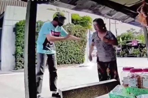 Giật dây chuyền bất thành, nam thanh niên chắp tay xin lỗi rồi xin tiền nạn nhân