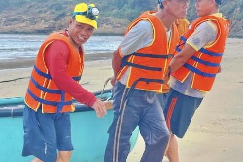 Gia Lai: Làng chài nhộn nhịp, ngư dân hối hả vươn khơi sau bão
