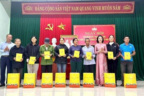 Phó Trưởng Ban Tổ chức Tỉnh ủy Đỗ Thị Toán dự Ngày hội Đại đoàn kết với Nhân dân thôn Phúc Thượng