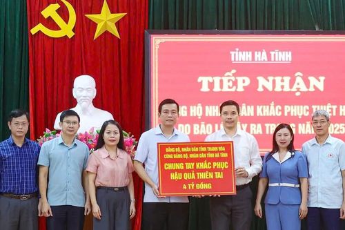 Phó Bí thư Thường trực Tỉnh ủy Nguyễn Hồng Phong thăm hỏi và trao nguồn lực hỗ trợ tỉnh Hà Tĩnh khắc phục hậu quả thiên tai