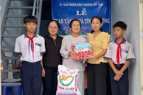 Phường Mỹ Thới trao 2 căn nhà Tình thương cho hộ có hoàn cảnh khó khăn